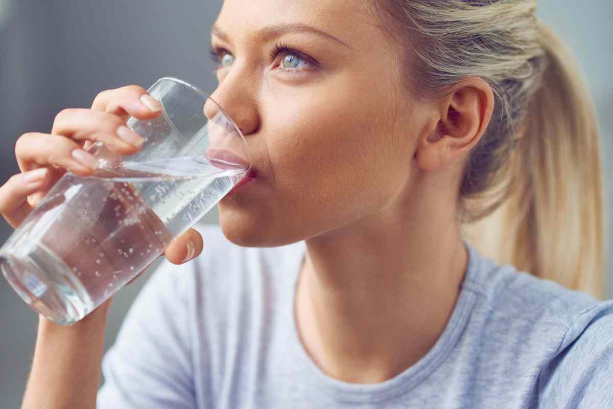 bere acqua e digestione 