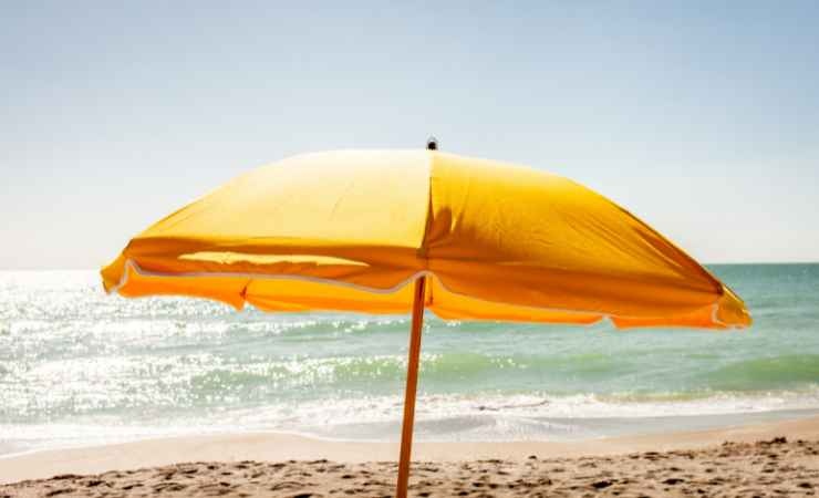 Lasciare l'ombrellone in spiaggia conduce ad una multa