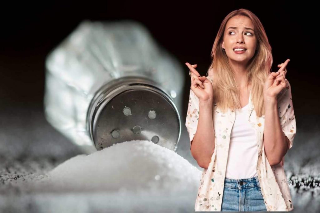 Sei un tipo scaramantico? Ecco perché si dice che far cadere il sale