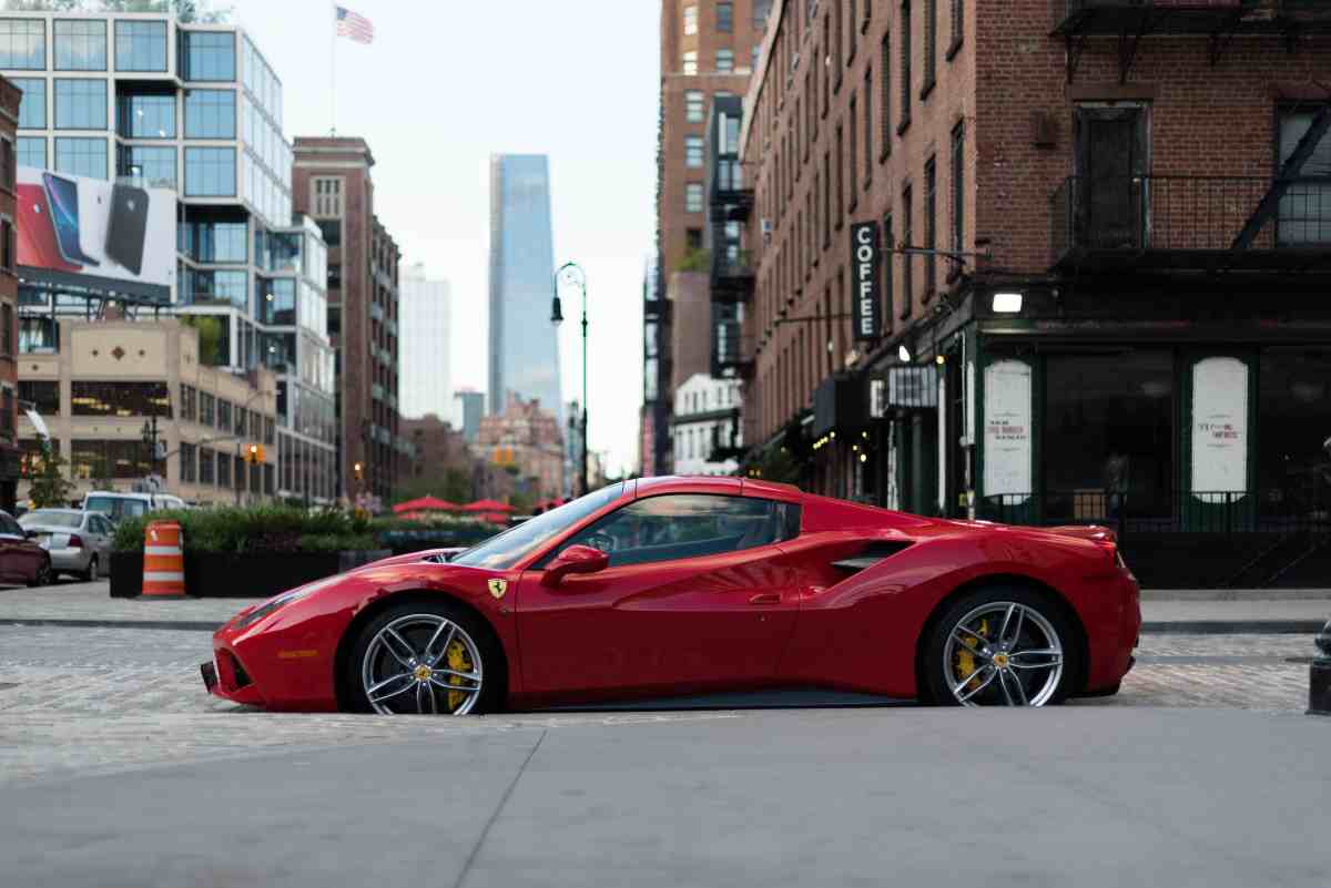 Ritorna con una Ferrari dopo essere stato cacciato dal ristorante