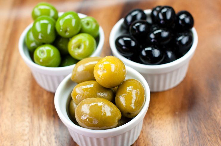 Olive aperitivo come mangiarle ce lo dice il galateo