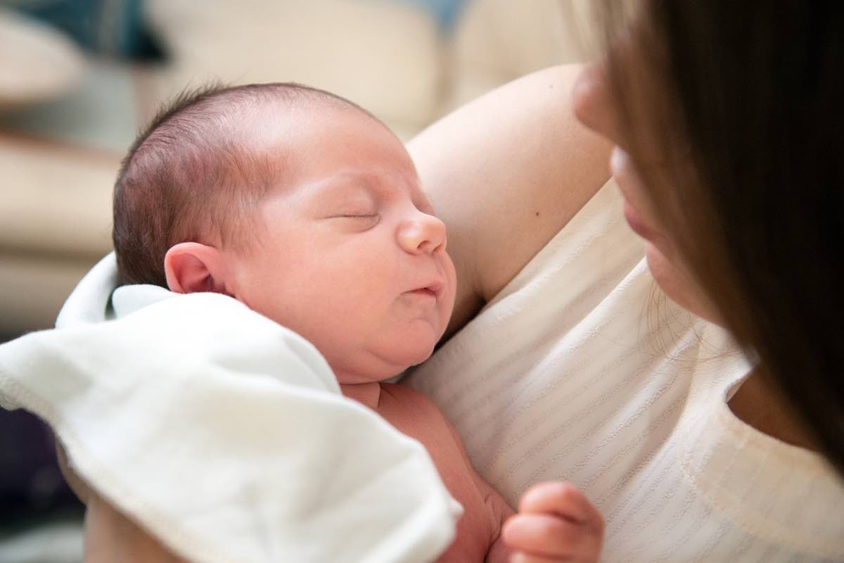 Assistente materna per bambini appena nati, la professione 2024