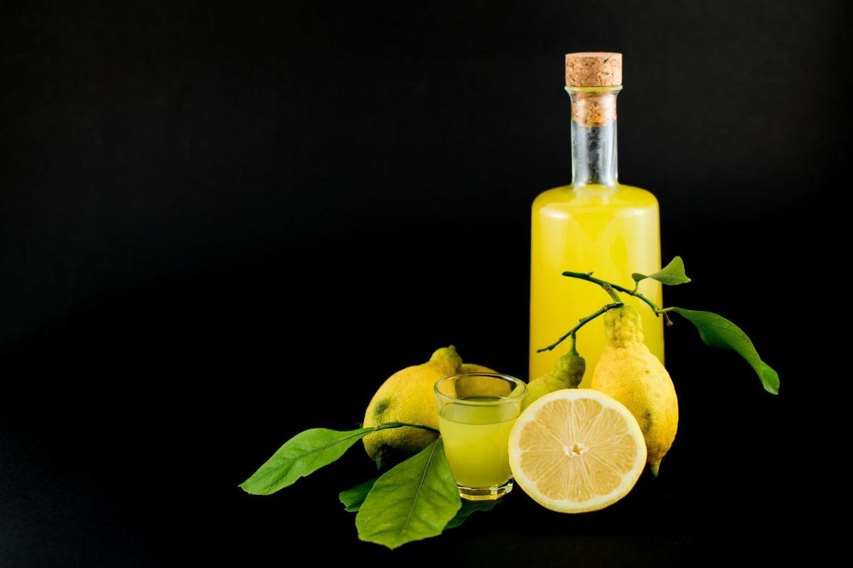 limoncello con limoni di fine estate