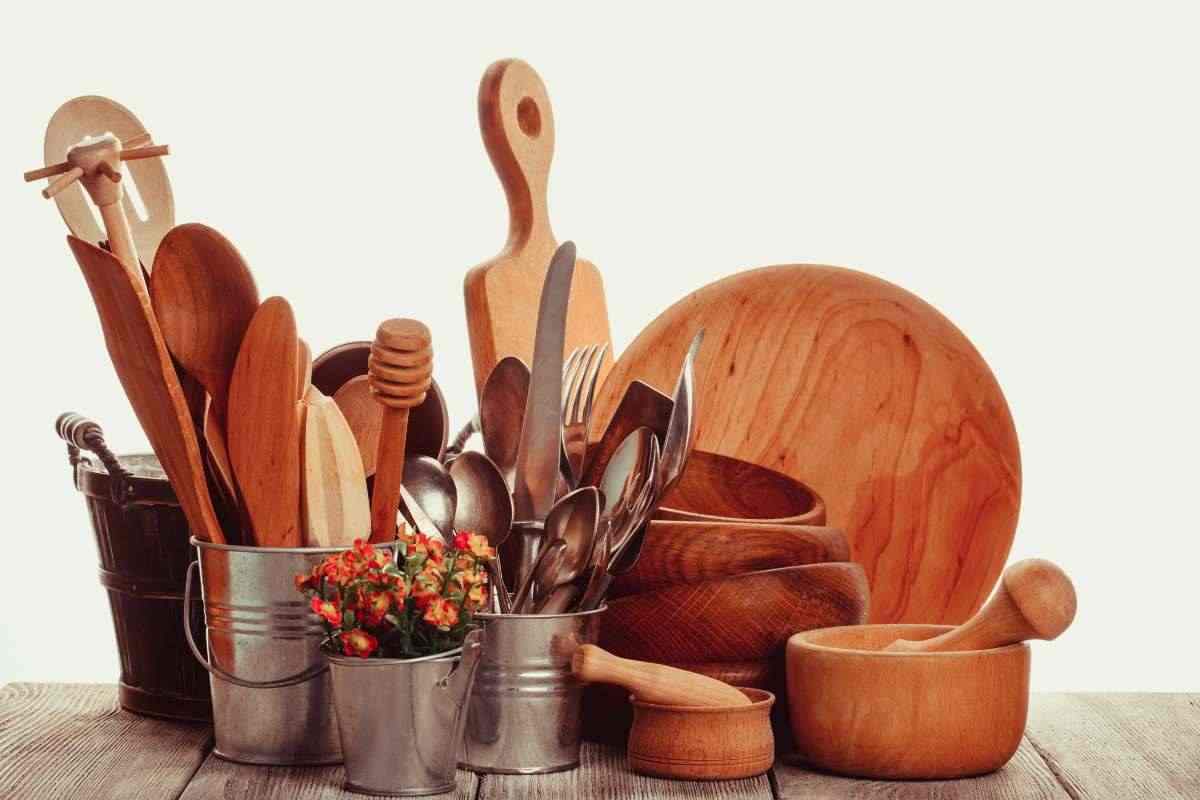 Come pulire a fondo taglieri e altri utensili di legno: 4 rimedi rapidi e molto economici  --- (Fonte immagine: https://www.turiweb.it/wp-content/uploads/2023/09/utensili-cucina-25092023-turiweb.it_.jpg)