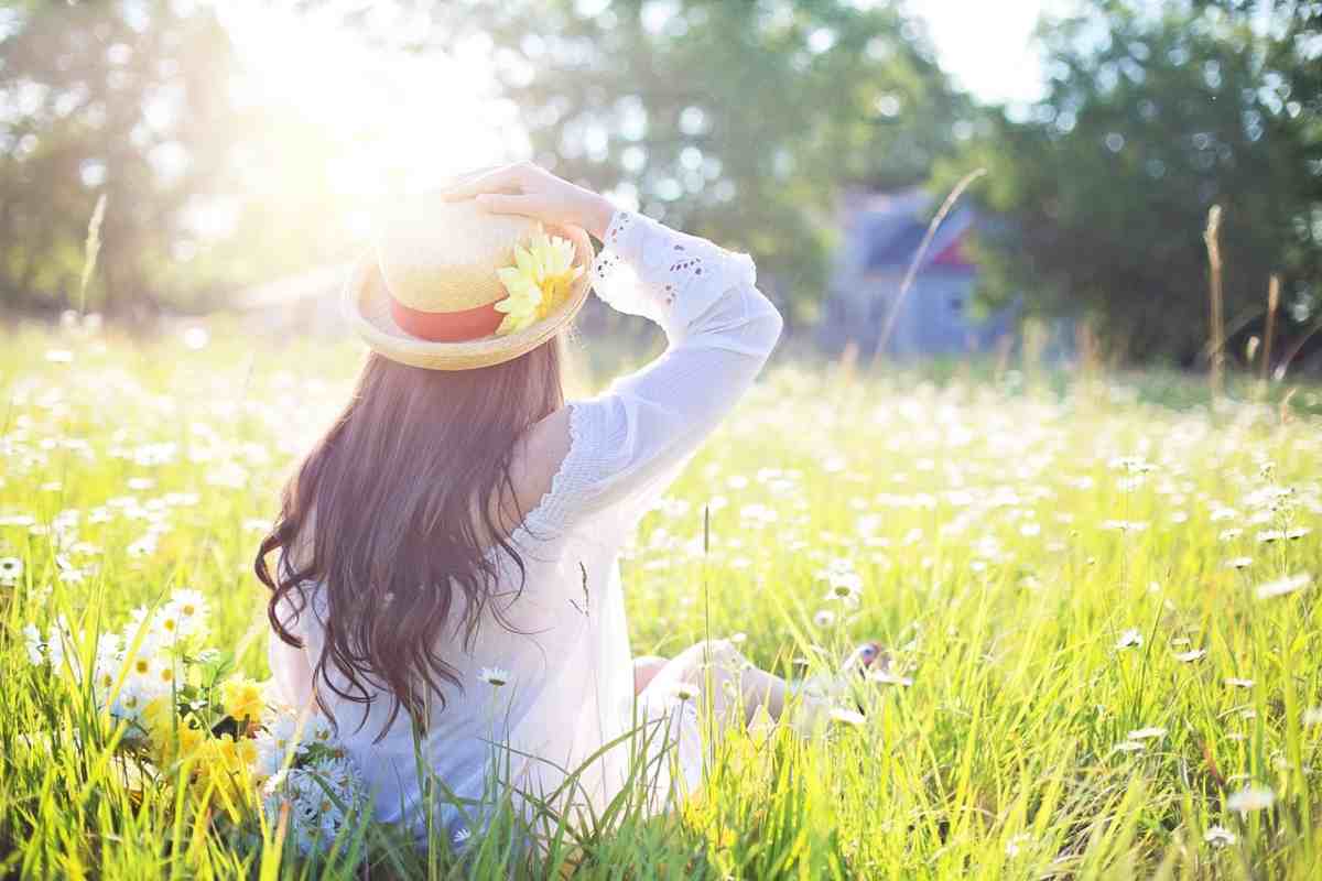 Vitamina D in autunno: ecco quanto tempo stare al sole per farne una scorta   --- (Fonte immagine: https://www.turiweb.it/wp-content/uploads/2023/10/Luce-solare-donna-26.10.2023-turiweb.it_.jpg)