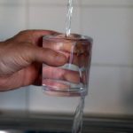 bicchiere acqua comodino