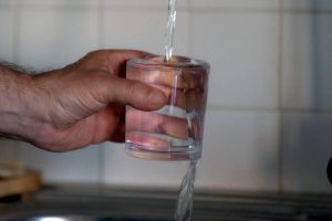 bicchiere acqua comodino