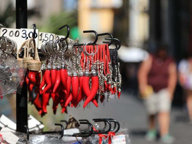 Cornetti rossi portafortuna, perché i superstiziosi li amano  --- (Fonte immagine: https://www.turiweb.it/wp-content/uploads/2023/10/corni-portafortuna-napoli-Turiweb.it-20231014.jpg)