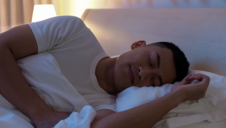 Dormire sul lato sinistro aiuta circolazione e digestione