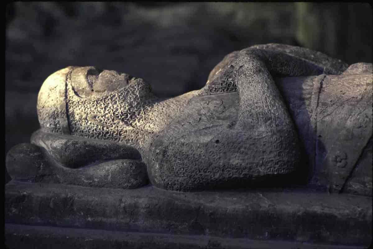 donna in un sarcofago di pietra
