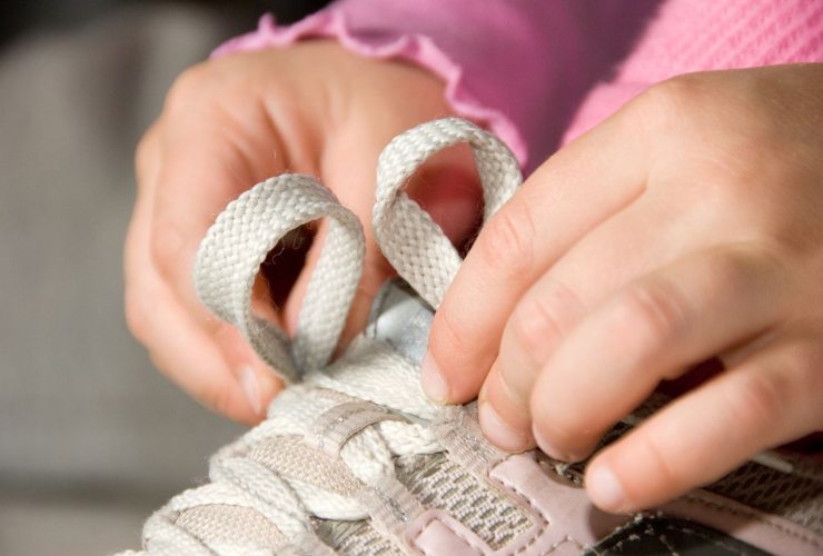 Metodi ingegnosi per insegnare l'allacciatura delle scarpe