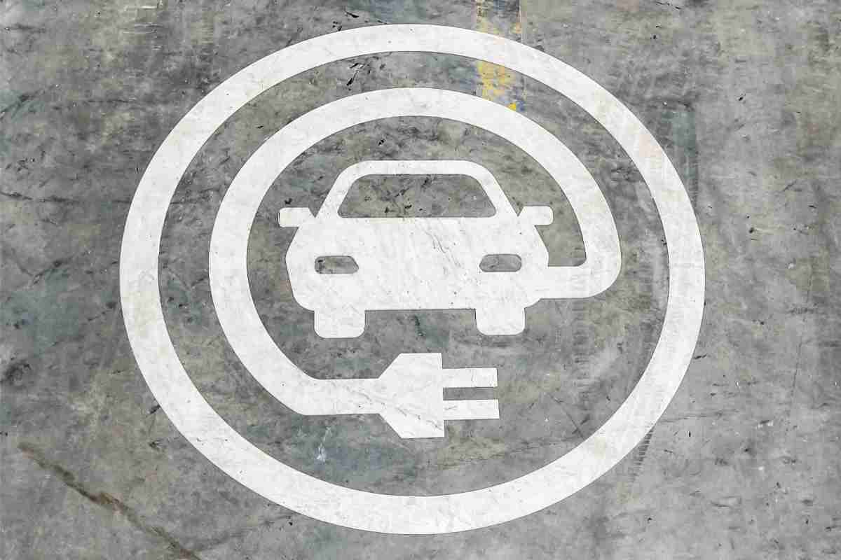 Ricaricare auto elettriche mentre si guida