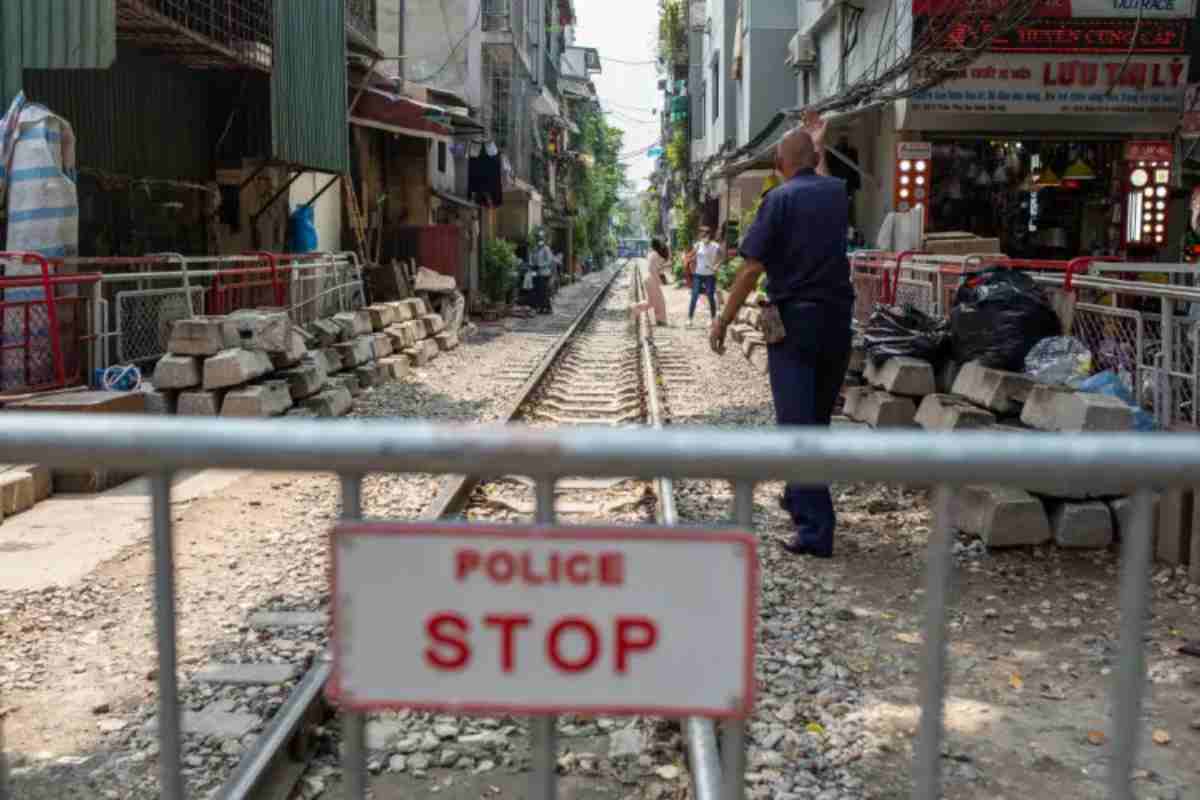 Una ferrovia in mezzo alla strada in Asia