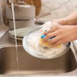 lavare a mano lavastoviglie consumo consigli