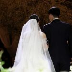 due persone di spalle in abito da matrimonio