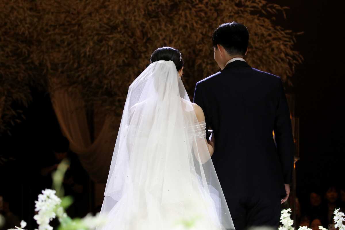 due persone di spalle in abito da matrimonio