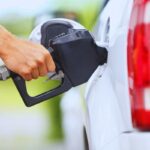 persona che fa benzina