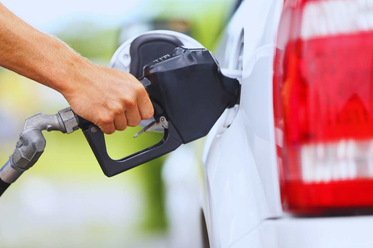 persona che fa benzina